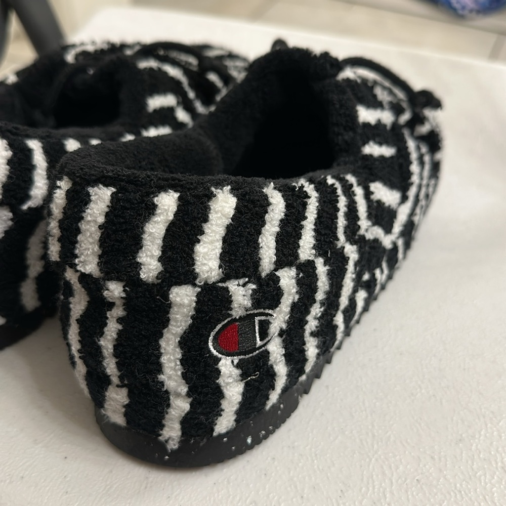 Champion slippers size 10 - Picture 4 of 5